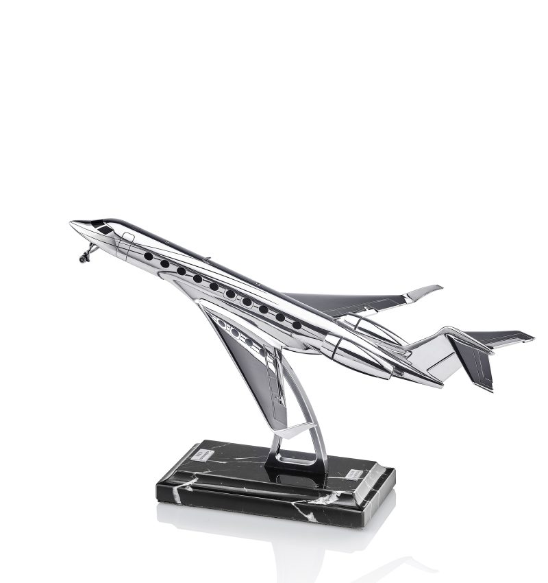 Серебряная модель самолета GULFSTREAM G700