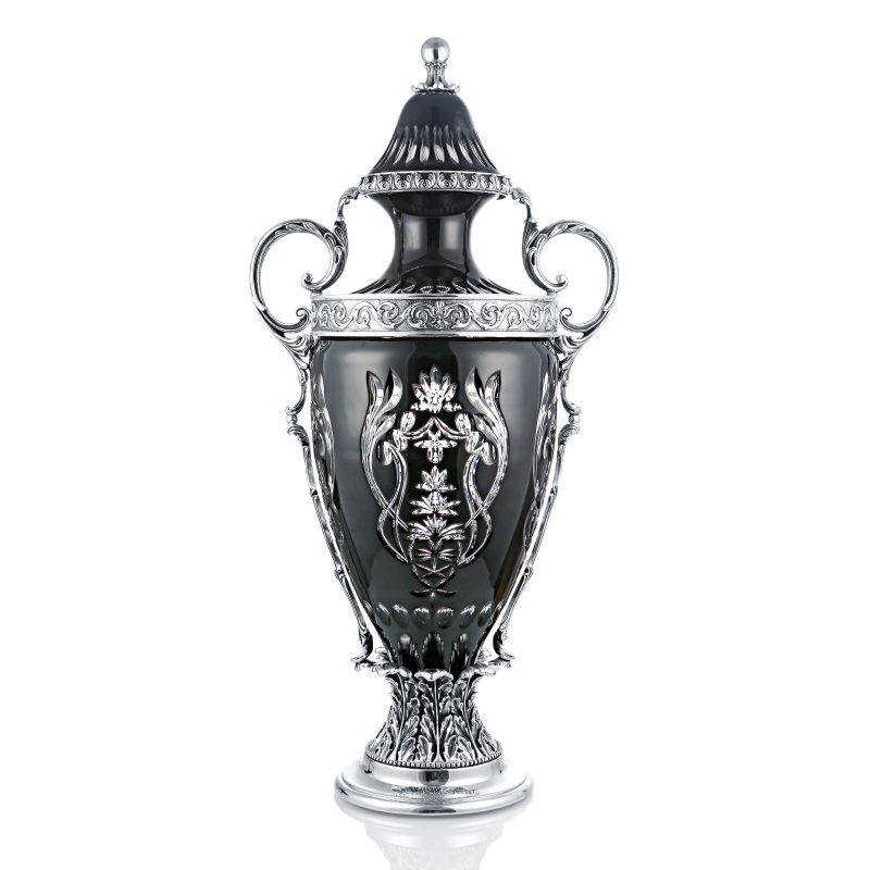 Амфора из черно-прозрачного хрусталя